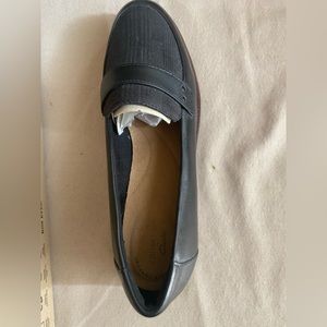 Clarks 9.5 NEW loafers